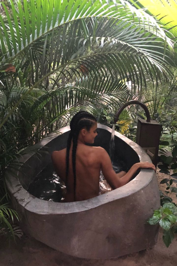Dani Braga esquenta o clima com foto nua em banheira externa (Foto: Reprodução/Instagram)