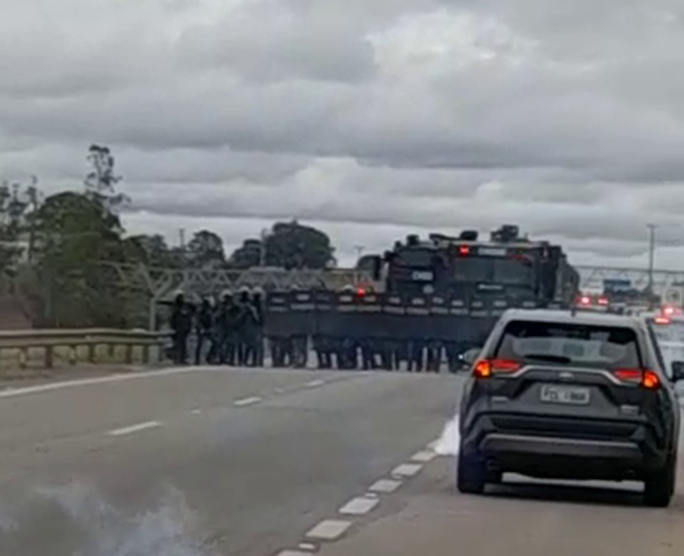 Tropa de Choque da PM atua em Boituva (SP) para liberar bloqueios de manifestantes. — Foto: Redes sociais