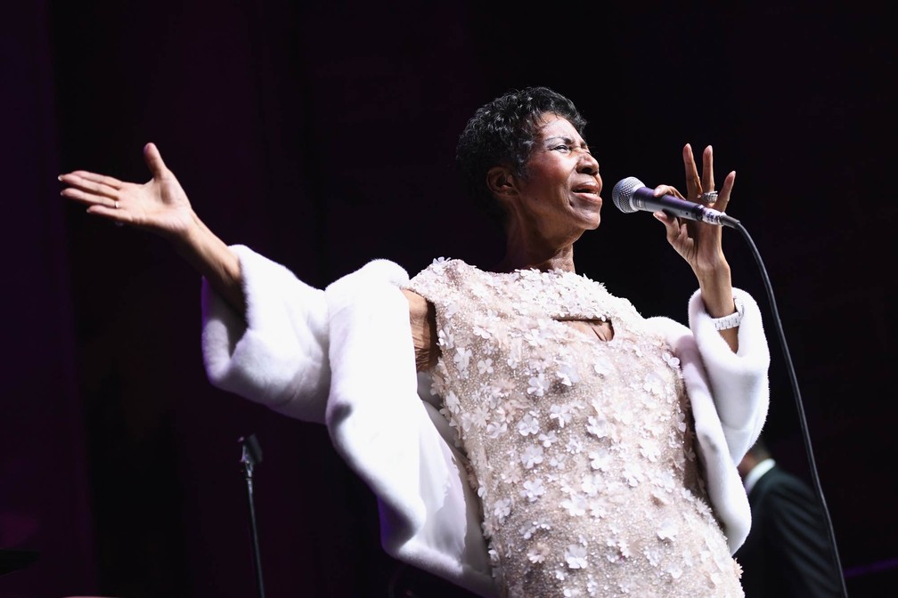 Aretha Franklin se apresenta em cerimÃ´nia da fundaÃ§Ã£o no combate Ã  AIDS do cantor Elton John, na Catedral de SÃ£o JoÃ£o, O Divino, em Nova York, em novembro de 2017 (Foto: Dimitrios Kambouris/Getty Images via AFP)
