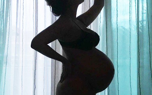 Mulher de Márcio Kieling posa de lingerie na reta final da gravidez: "Filho, já tá chegando?"