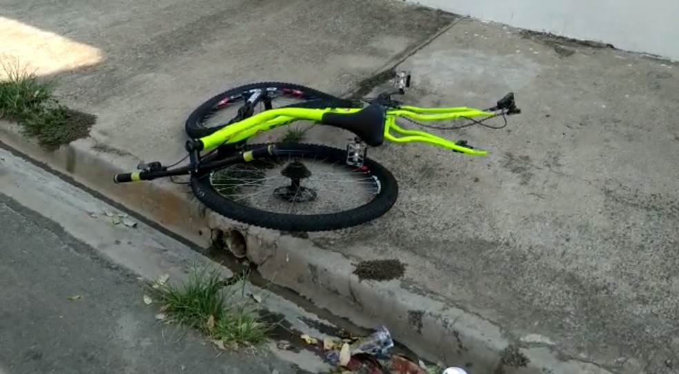 Crianças estavam em bicicleta quando foram atropeladas por carro em Piracicaba — Foto: Caroline Giantomaso/G1