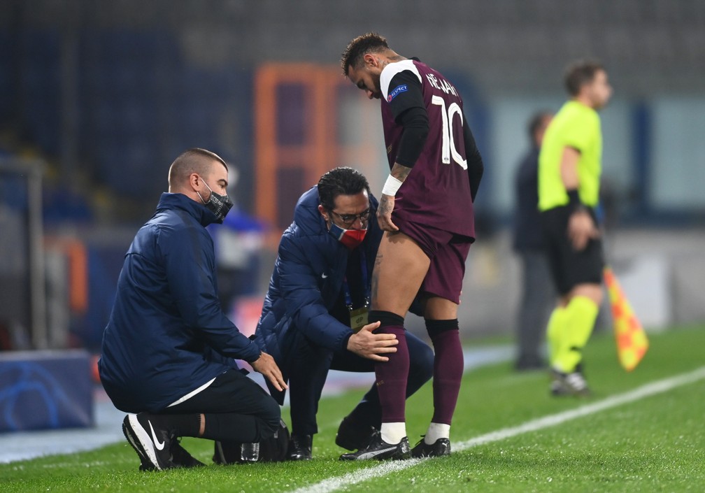 Neymar recebeu atendimento na coxa antes de tentar voltar a jogar — Foto: REUTERS/Ozan Kose