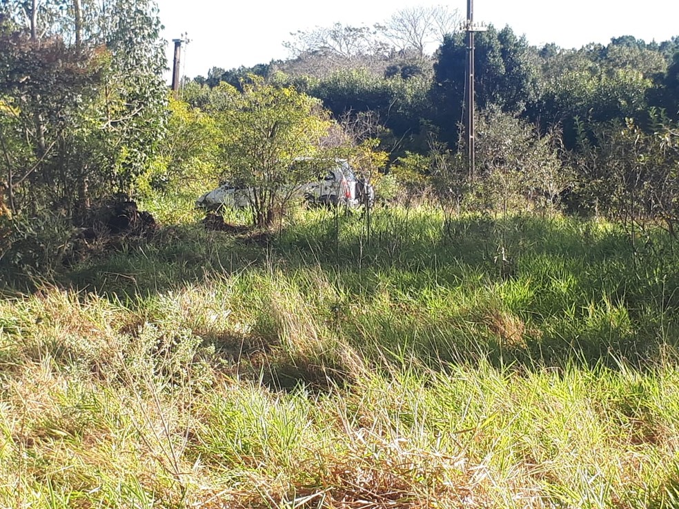 Carro foi parar em matagal após mulher perder o controle do veículo em Manduri (SP) — Foto: Arquivo Pessoal