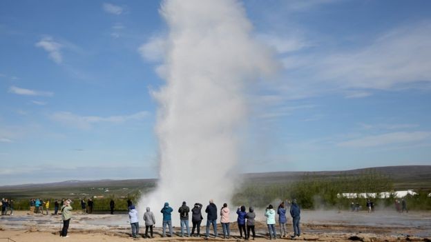 Os visitantes da Islândia são atraídos por suas fontes termais e gêiseres - nascentes termais que entra em erupção periodicamente (Foto: EPA, via BBC News Brasil)