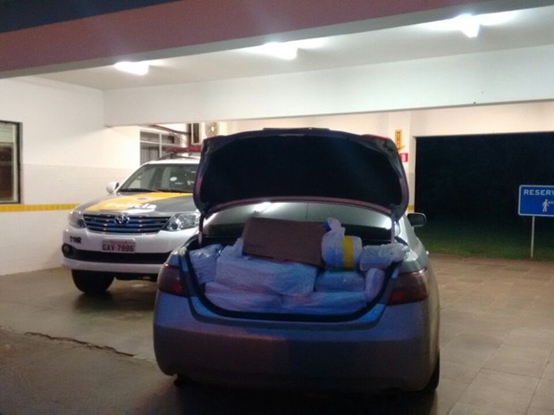 Veículo estava com equipamentos eletrônicos sem nota fiscal (Foto: Divulgação/Polícia Militar Rodoviári Avaré)