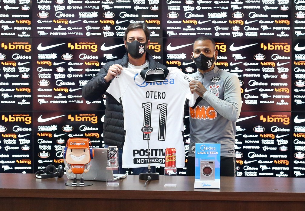 Otero recebeu a camisa 11 em sua apresentação no Corinthians — Foto: Rodrigo Coca/Ag. Corinthians