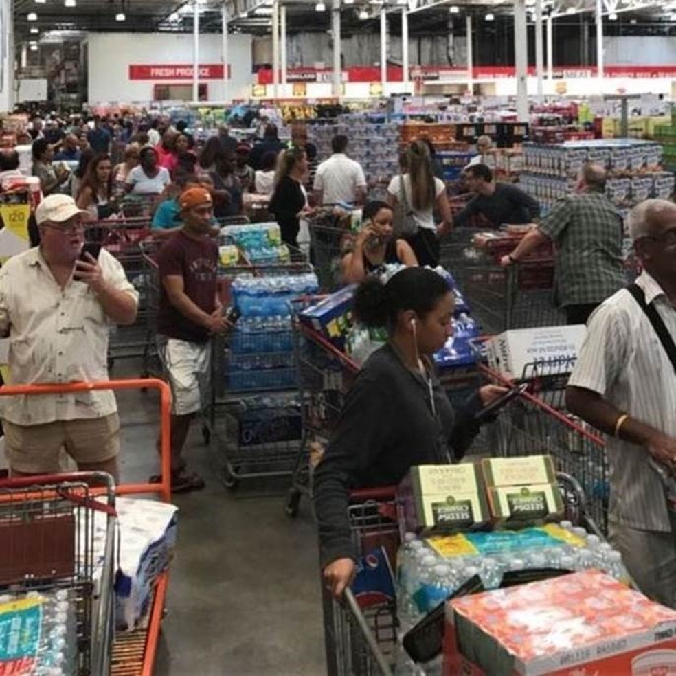 Nos supermercados, longas filas, carrinho cheios e produtos esgotados na preparação para a chegada do Irma (Foto: Arquivo pessoal)