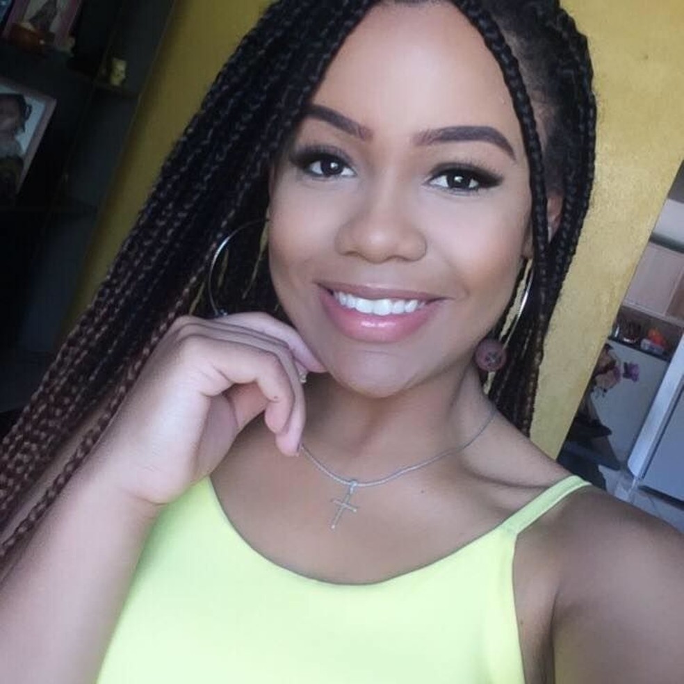 Jovem morre afogada após chamar amiga para tirar 'selfie' em cachoeira