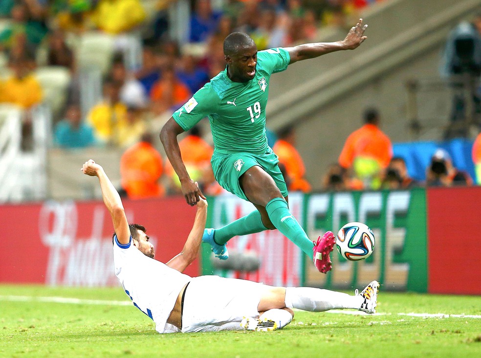 Yaya Toure em jogo da Costa do Marfim contra a Grécia — Foto: Agência Reuters