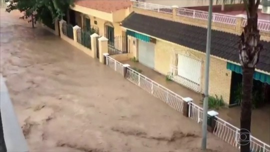 Chuva causa inundações, fecha dois aeroportos e deixa mortos no sul da Espanha
