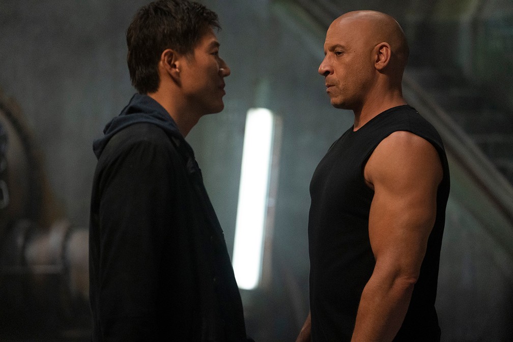 Vin Diesel e Sung Kang se encaram estoicamente em cena de 'Velozes e furiosos 9' — Foto: Divulgação