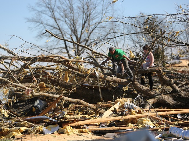 Voluntários ajudam com limpeza no Calvário Igreja Batista após um tornado em Ashland, no Mississippi (Foto: Stan Carroll / The Commercial Appeal via AP)