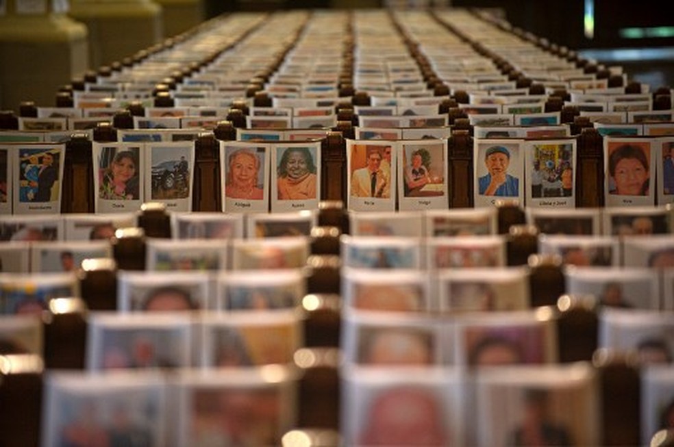 Missa é celebrada em Lima apenas com fotos dos 6,5 mil mortos da pandemia no Peru — Foto: Ernesto Benavides/AFP