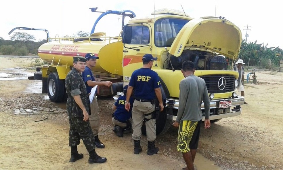 Operação apreendeu 4 mil litros de querosene de avião sendo transportado em caminhão-pipa (Foto: Divulgação/Exército Brasileiro)
