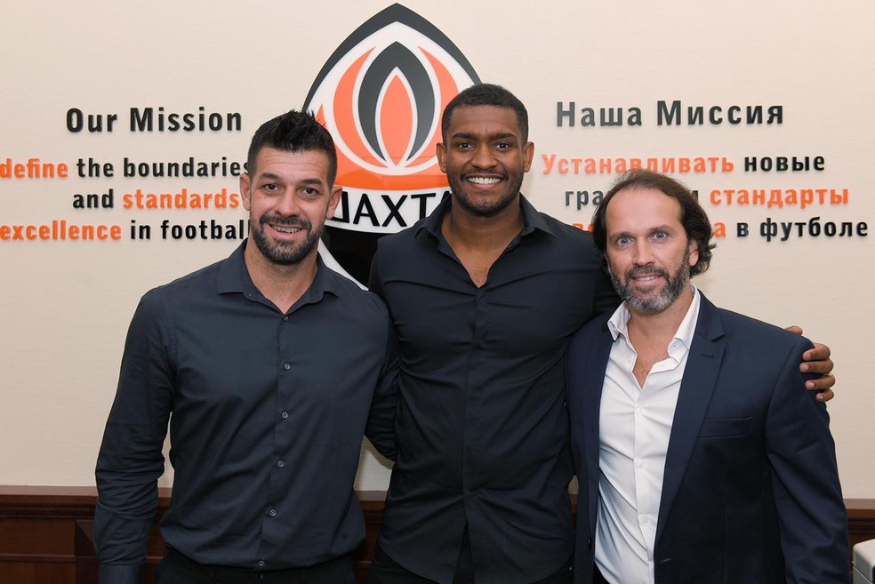 Marlon ao lado dos empresários Gustavo Bazilio e Fred Moraes no Shakhtar — Foto: Divulgação