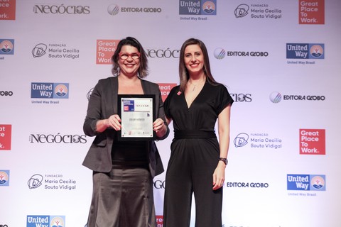 Léia Cardoso, gerente corporativa de RH da Ancar Ivanhoe, recebe o prêmio Melhores Empresas para Trabalhar