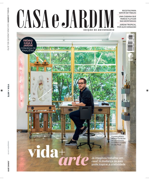 O artista plástico Walmor Corrêa está na sala de seu apartamento no Edifício Louveira, em São Paulo (Foto: Christian Maldonado / Editora Globo)