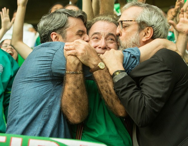 Tony Ramos ganha beijo-sanduíche de Cássiio Gabus Mendes e Ary França durante filmagens (Foto: Divulgação/Globo Filmes)