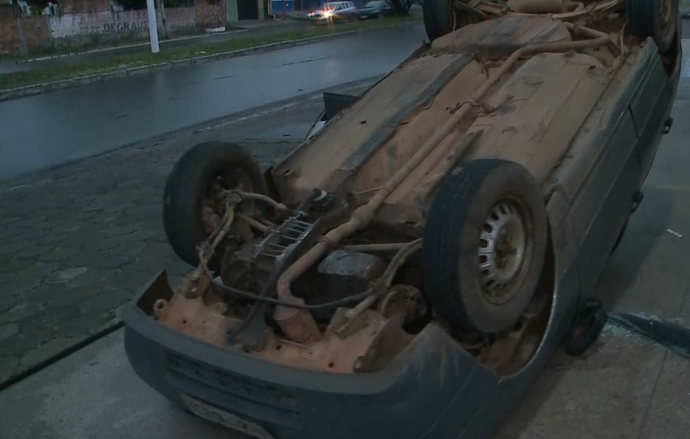ApÃ³s capotamento, veÃ­culo foi parar em um posto de combustÃ­vel situado na Avenida dos Franceses em SÃ£o LuÃ­s â Foto: ReproduÃ§Ã£o/TV Mirante