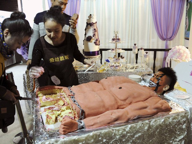 Confeitaria criou bolo bizarro inspirado em jovem musculoso na China (Foto: Reuters)