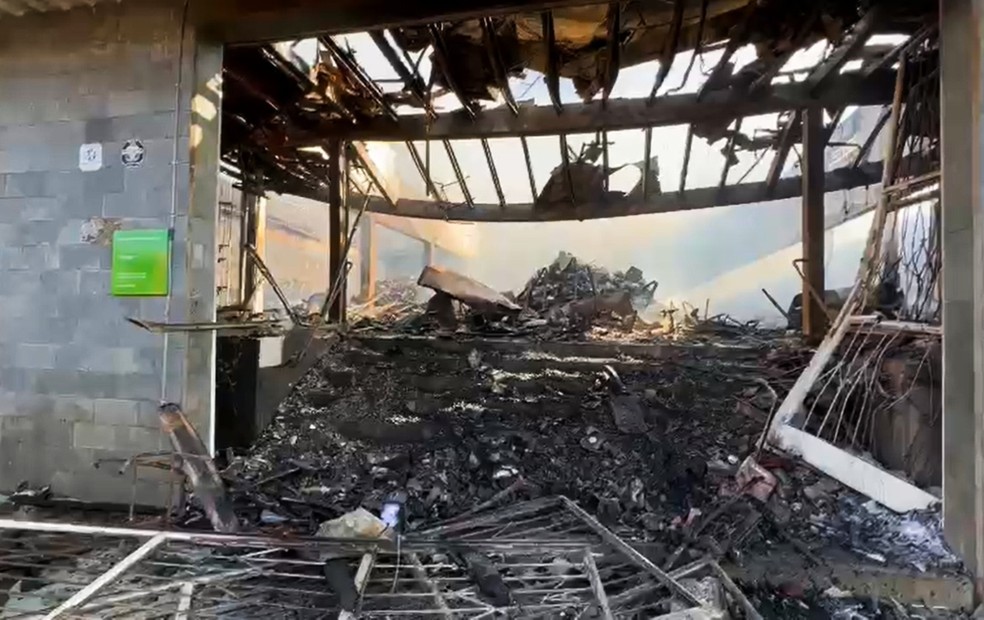 Prefeitura emite alerta de intoxicação após incêndio destruir galpão em Piraju (SP) — Foto: Minuto do Amorim/ Reprodução 