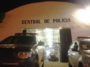 Suspeitos foram autuados na Central de Flagrantes da Polícia Civil (Foto: Toni Francis/G1)