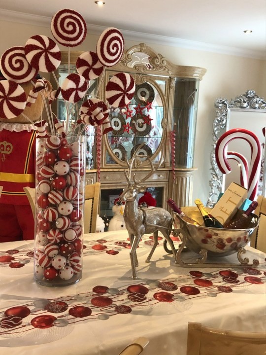 Inglesa gasta 50 mil reais em decorações natalinas (Foto: Reprodução / Metro / Joanne Smith)