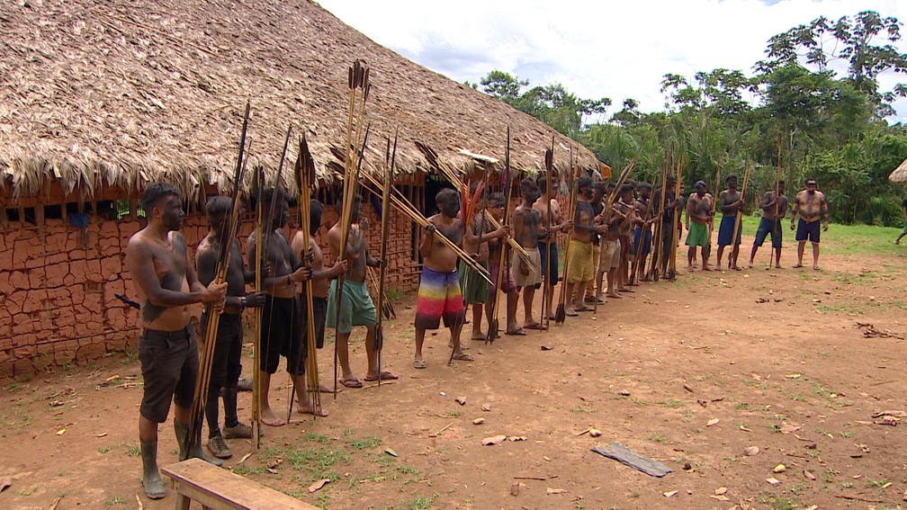 Homens com arco e flecha na comunidade Palimiú — Foto: Alexandro Pereira/Rede Amazônica