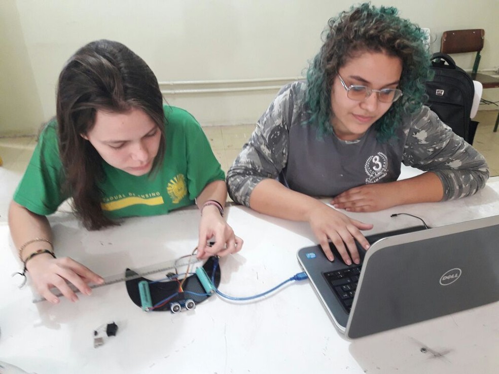  Estudantes Luanna Lupifiere e Gabrielly Bueno desenvolvendo boné (Foto: André Ximenes/Arquivo Pessoal)
