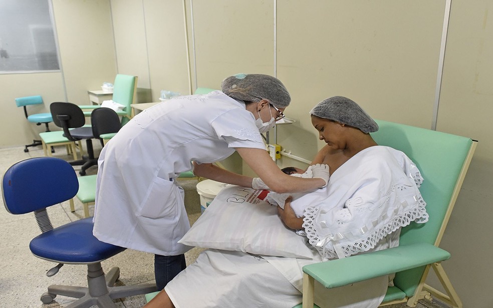 Mulher que amamenta filho recém-nascido se prepara para doar leite em banco de hospital — Foto:  Marcelle Cristinne/ASN