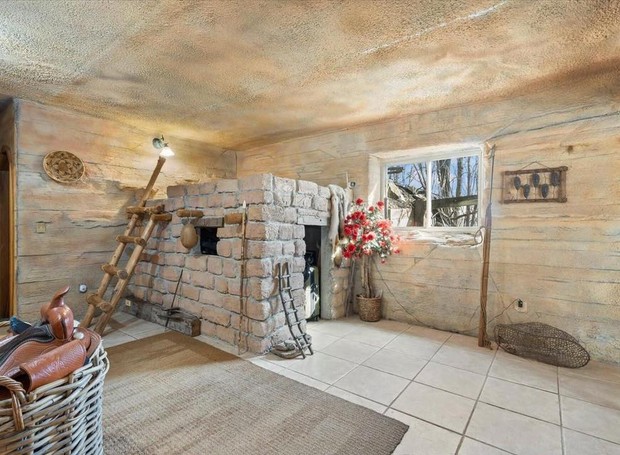 Mezanino de tijolos com escada de toras de madeira lembra um quarto de criança bastante exótico (Foto: Zillow Gone Wild / Reprodução)