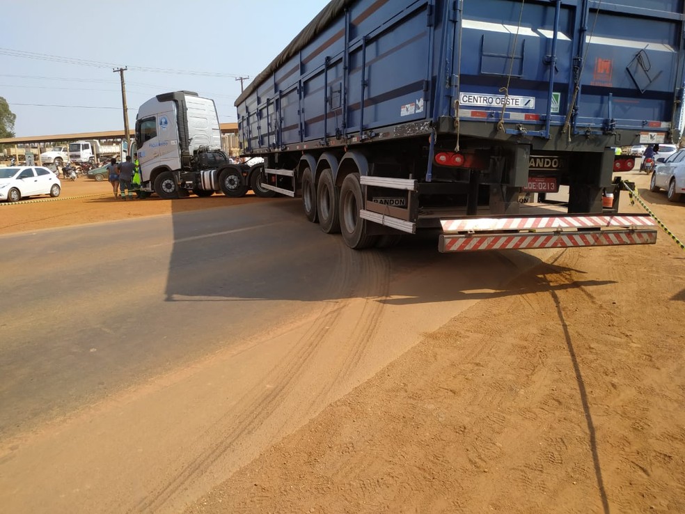 Carreta trancou a pista â Foto: Marcos Silva/ VisÃ£o NotÃ­cias