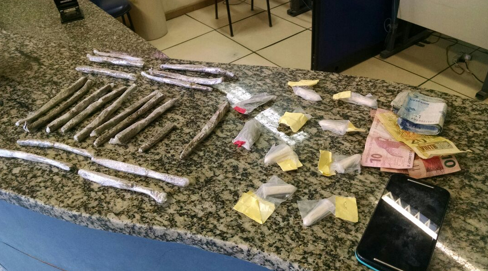 Drogas foram encontradas com os suspeitos em São Pedro da Aldeia, no RJ (Foto: Divulgação/Polícia Militar)