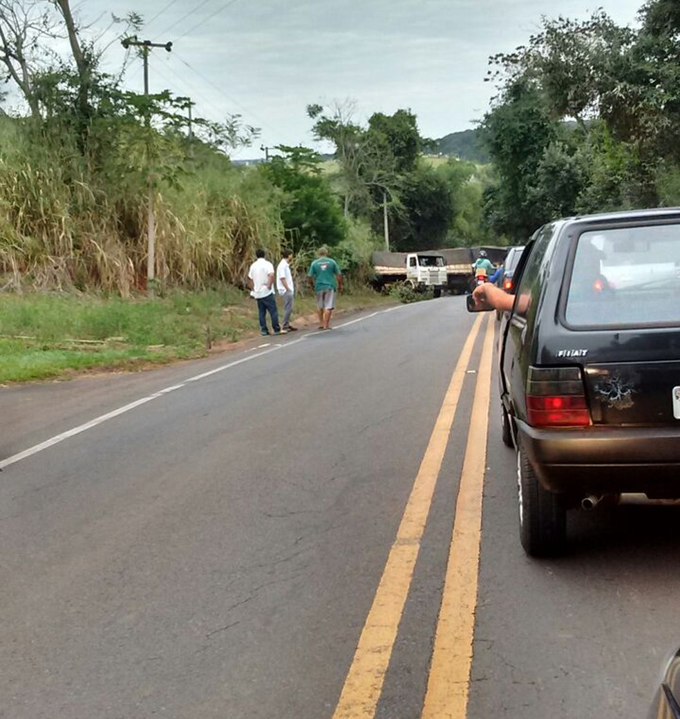 Trânsito ficou lento na vicinal que liga Tupã a Bastos  (Foto: Arquivo pessoal )