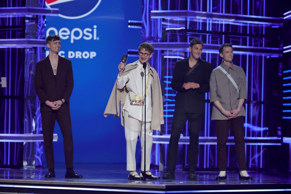 LAS VEGAS, NEVADA - MAY 15: (L-R) Joe Seaward, Dave Bayley, Ed Irwin-Singer, Drew MacFarlane of Glass Animals accept Top Rock Artist Award onstage during the 2022 Billboard Music Awards at MGM Grand Garden Arena on May 15, 2022 in Las Vegas, Nevada. (Phot (Foto: Getty Images)