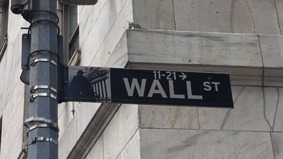 Wall Street fecha em alta com sinais de recuperação econômica thumbnail