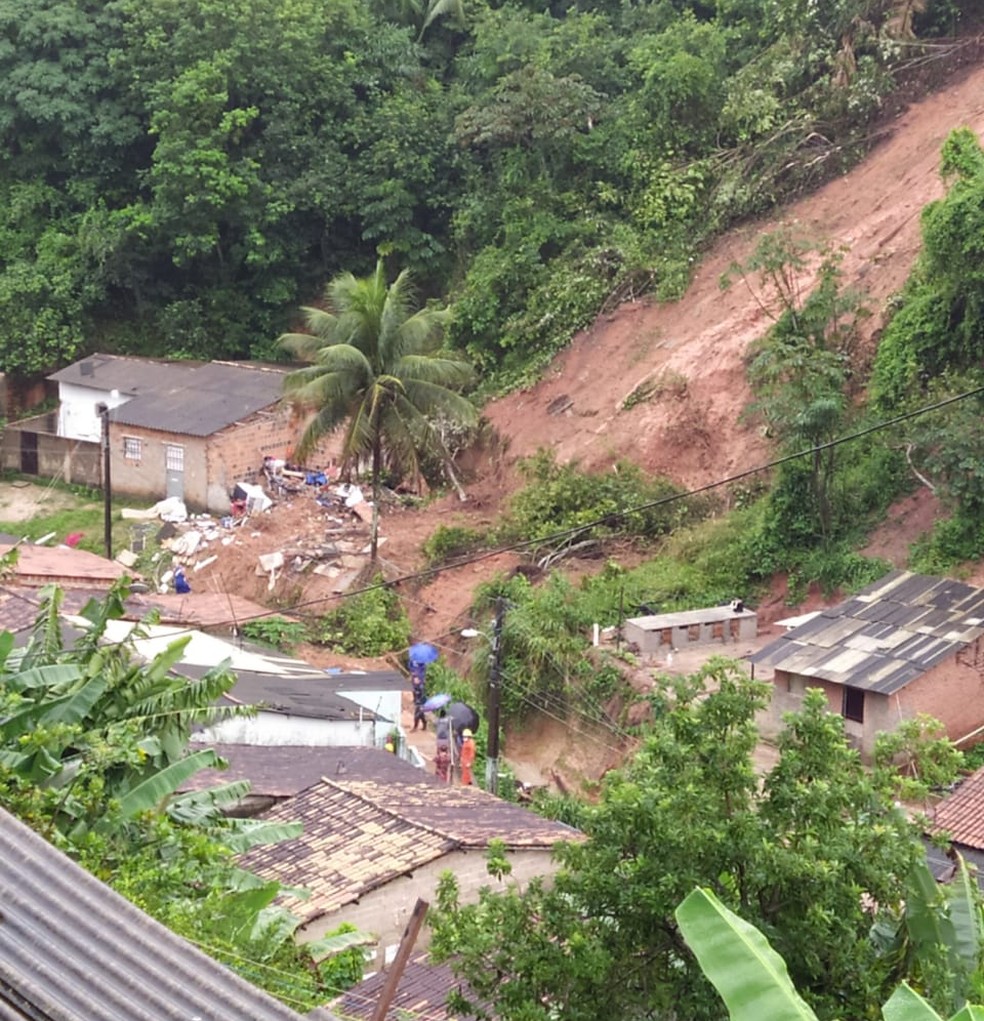 Deslizamento de terra atingiu casas na Chã da Jaqueira  — Foto: Corpo de Bombeiros