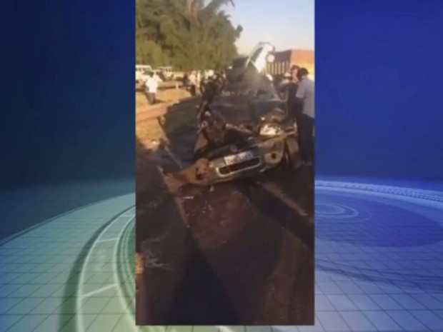 Carro ficou destruído no engavetamento (Foto: Reprodução / TV TEM)