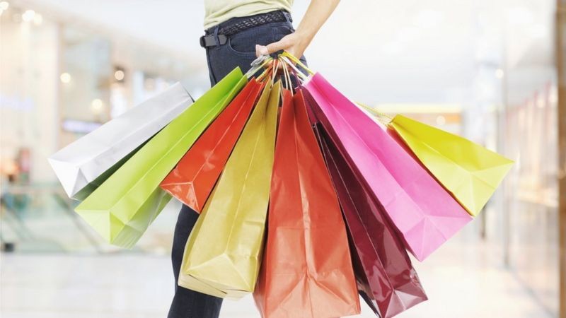 Para professor de psicologia da Universidade de Navarra, compulsão por compras pode ser um problema social, não individua (Foto: Getty Images via BBC News Brasil)
