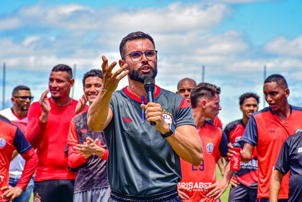 Luan Carlos, técnico do Campinense, em comemoração no Estádio Renatão — Foto: Estefinho Francelino / Campinense