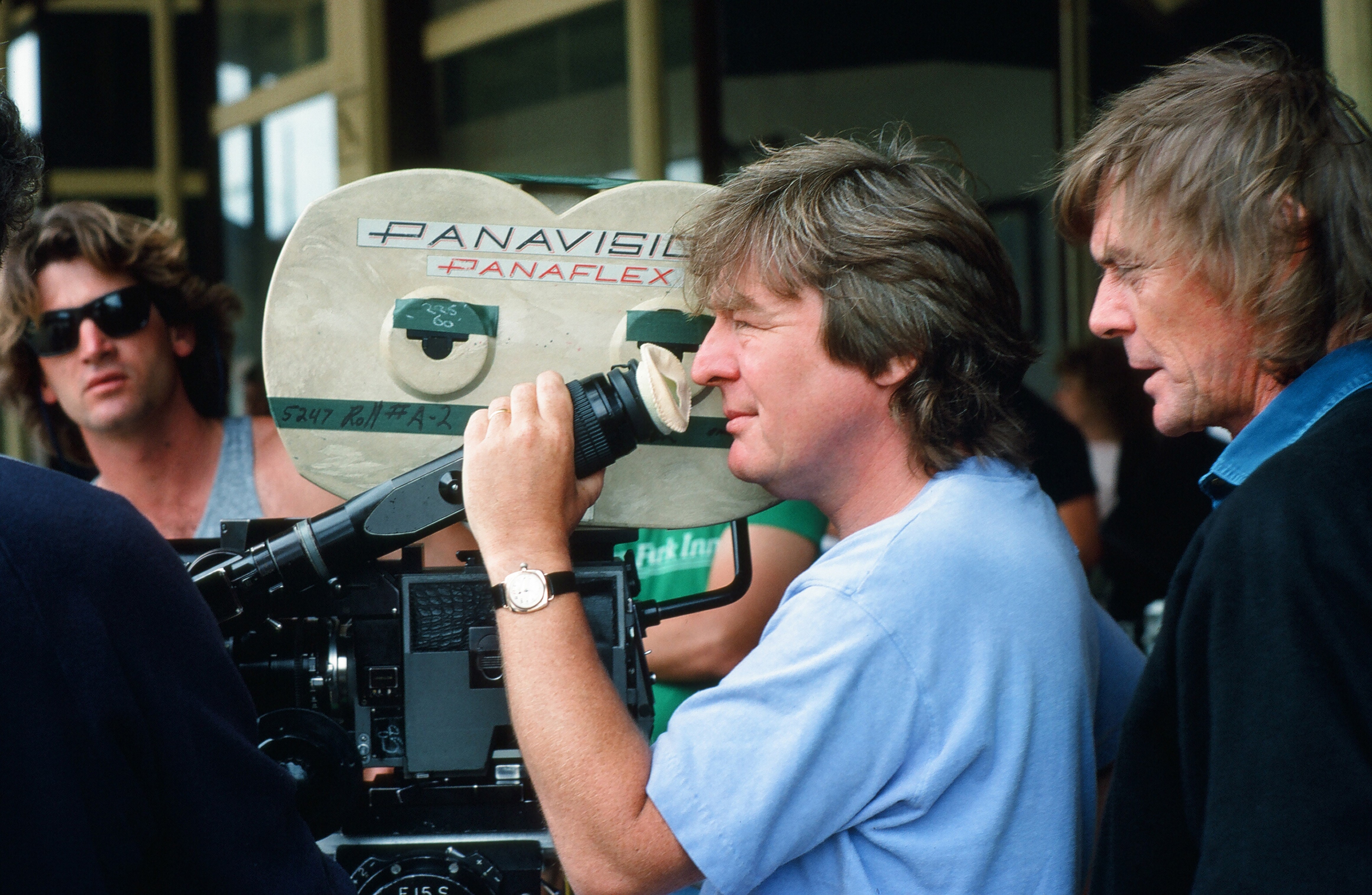 British director Alan Parker lines up a shot in a camera viewfinder on the set of his movie 'Mississippi Burning', Braxton, Mississippi, May 6, 1988.  (Photo Robert R. McElroy/Getty Images) (Foto: Getty Images)