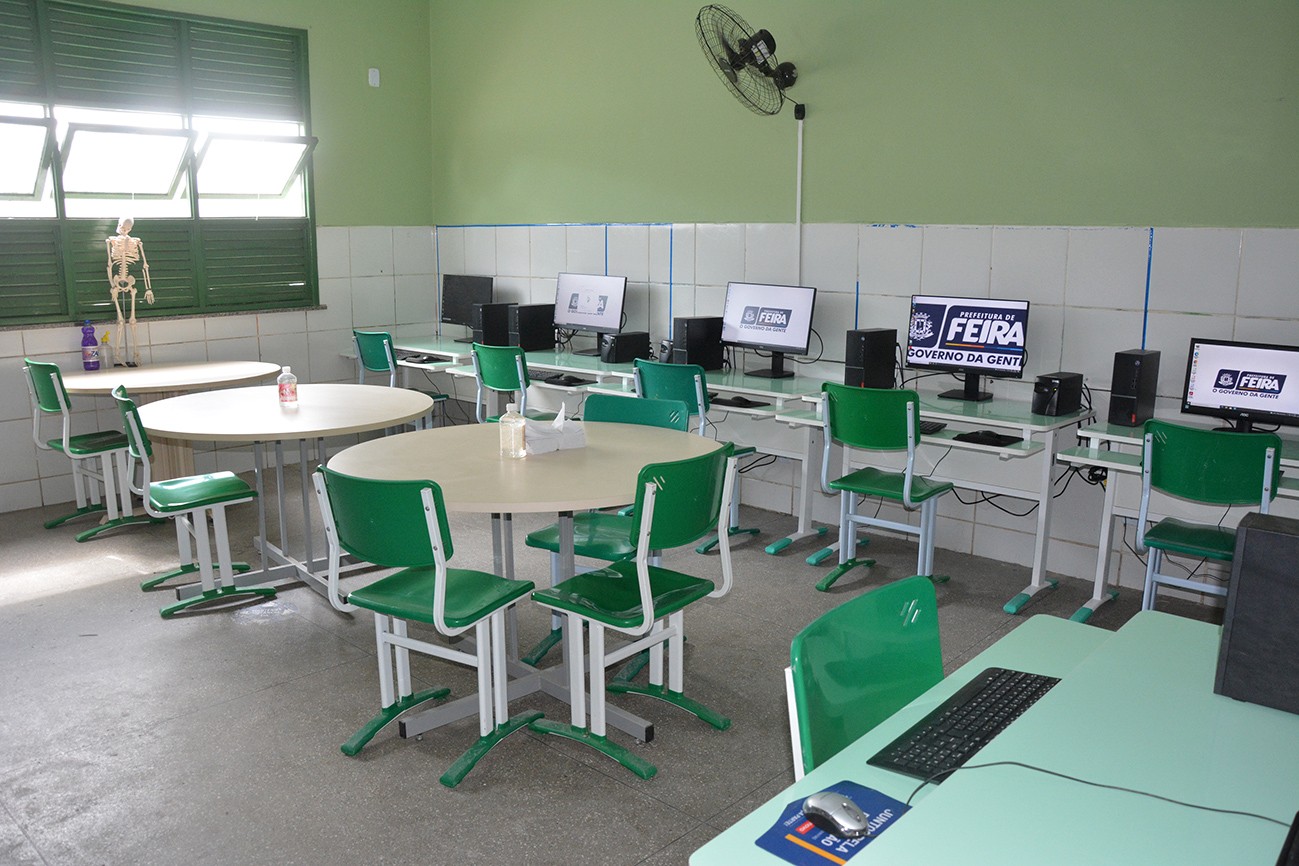 Após governo encerrar programa de escolas cívico-militares, município da BA decide manter instituição com recursos próprios