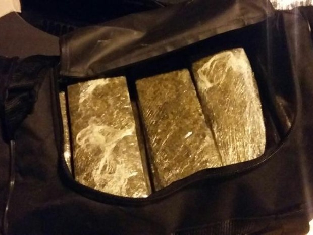 Tabletes eram escondidos dentro de bolsa (Foto: Divulgação/Polícia Rodoviária de Avaré)
