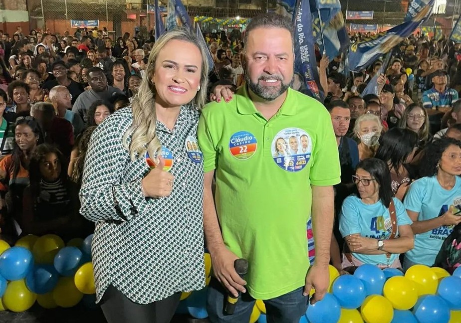 Daniela Carneiro com Fábio Augusto de Oliveira Brasil, o Fabinho Varandão, durante ato de campanha no ano passado