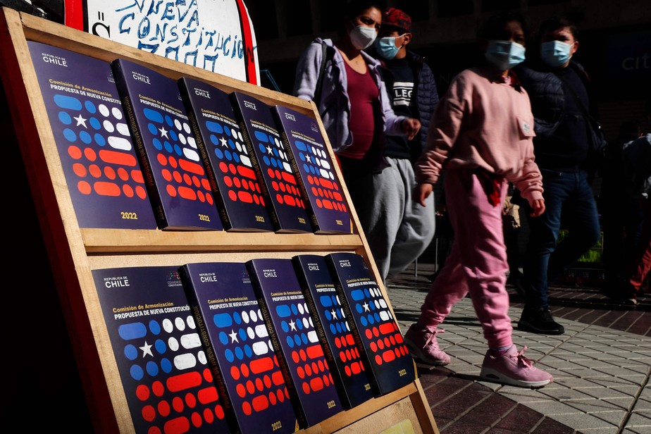 Exemplares do projeto da nova Constituição do Chile, vendidos nas ruas de Santiago
