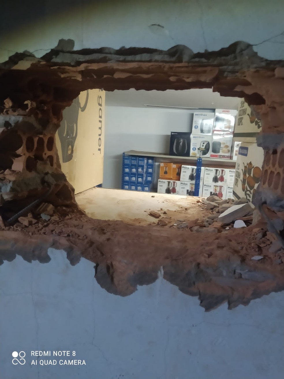 Suspeitos fizeram um buraco no teto da loja. — Foto: Polícia Militar 