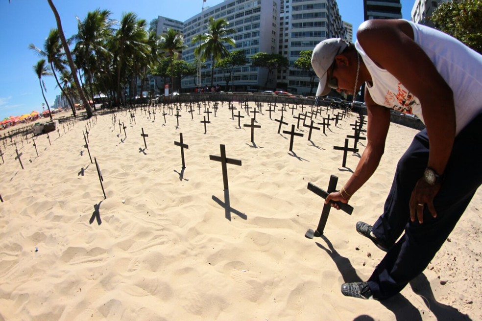 Cruzes foram fincadas para simbolizar os homicídios contabilizados em 2016 (Foto: Marlon Costa/Pernambuco Press)