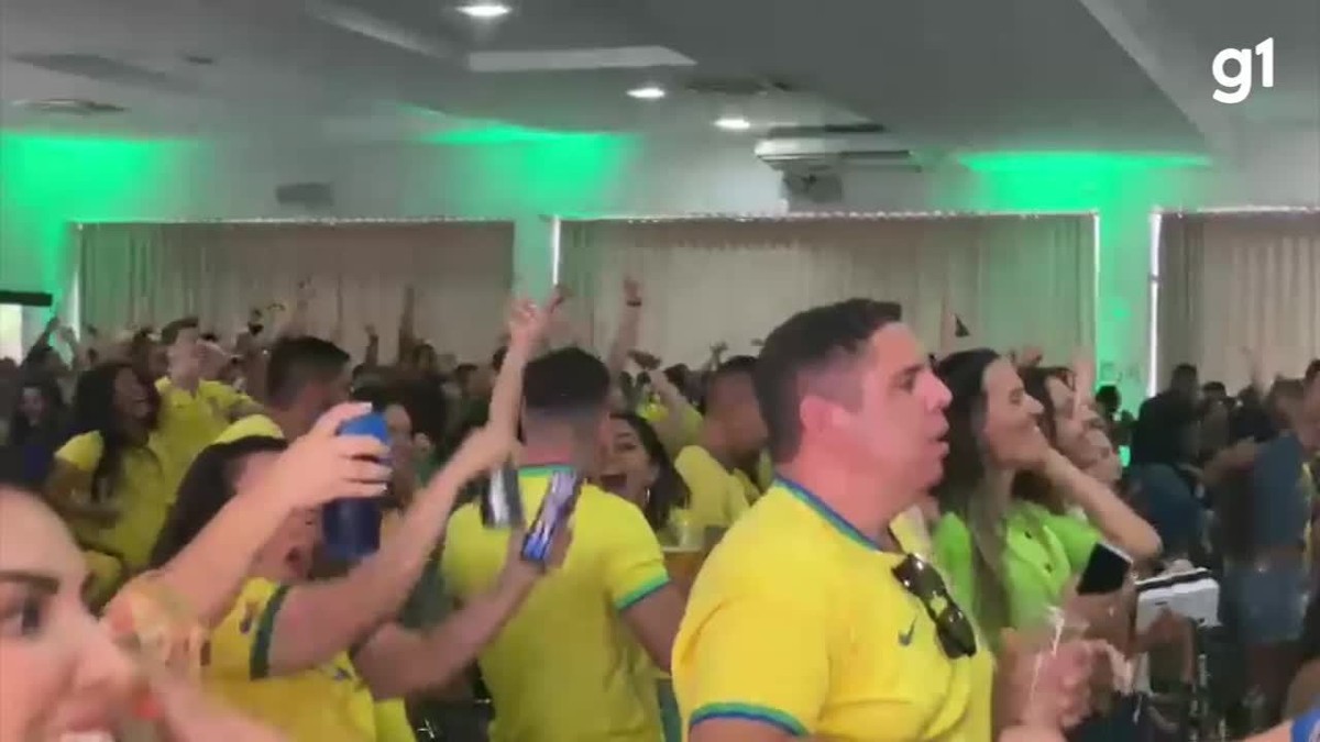 Torcedores do Norte de Minas, Noroeste e região Central acompanham a vitória na estreia do Brasil na Copa