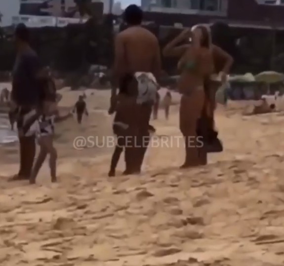 Hulk Paraíba com os filhos na praia (Foto: Reprodução)