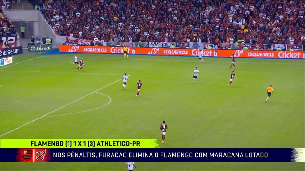 Início da jogada do gol de empate do Athlético: mesmo em vantagem, Flamengo marca com cinco jogadores além da intermediária ofensiva — Foto: Reprodução